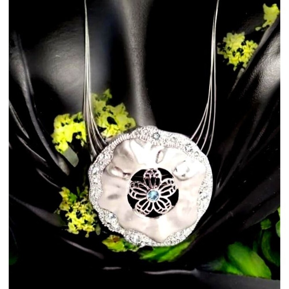 Touchstone Crystal TC Sand Dollar Silver Pendant Necklace Swarovski Blue Crystal - Picture 3 of 9